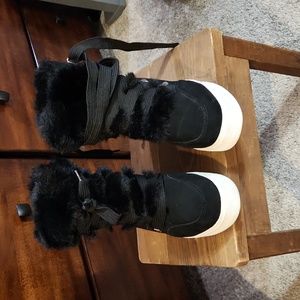 Steve Madden Lace High top sneakers.